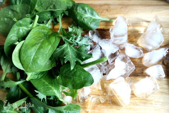 Приготовить ледяное блюдце для сервировки. Для этого разбить кухонным молотком кусочки пищевого льда.