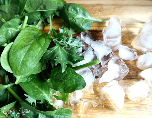 Приготовить ледяное блюдце для сервировки. Для этого разбить кухонным молотком кусочки пищевого льда.