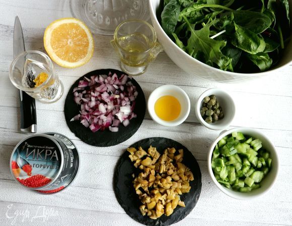 Почистить красный лук. Мелко нарезать оливки, красный лук, салатную смесь и шнитт-лук. Натереть на мелкой терке цедру лимона. Из лимона выжать сок. Мелко нарезать огурец.