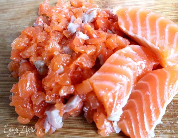 Нарезать мелко слабосоленую форель. Думаю, вам будет интересно узнать, что когда готовят классический тартар из мяса, повара часто работают двумя острыми тяжелыми ножами (с двух рук), когда измельчают мясо. Это позволяет максимально сохранить нужную текстуру кусочков при нарезке.