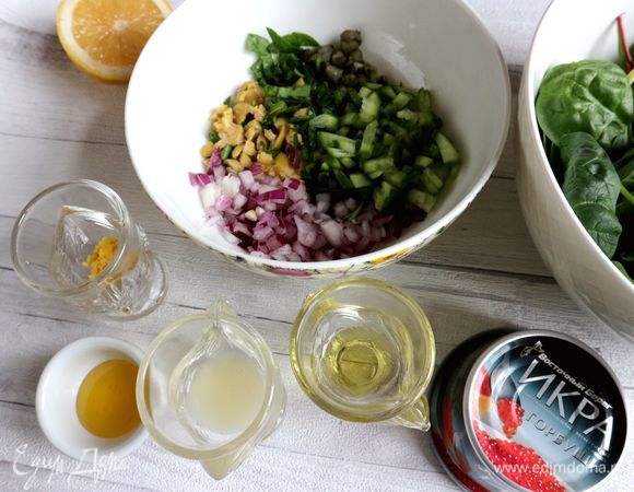 Поместить огурец, зелень, лук, оливки, измельченные каперсы в миску.