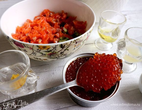 Добавить красную икру, обратите внимание, какая она красивая.