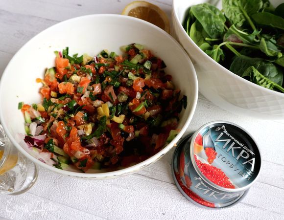 Приготовить соус, смешав мед, лимонный сок и оливковое масло. Полить им тартар, аккуратно перемешать.