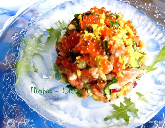 Положить тартар на тарелку изо льда с помощью цилиндрического кольца, сделать «шапочку» из икры и цедры лимона, сразу подать.