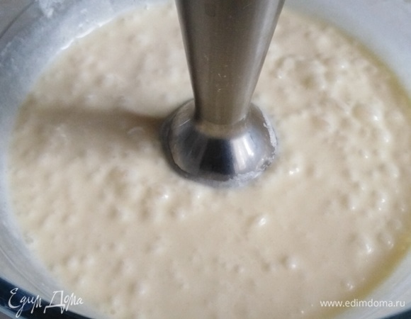 Яйца взбить с сахаром и маслом.