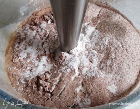 Добавить просеянную муку, какао, разрыхлитель.