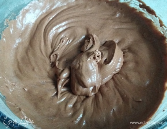 Форму смазать маслом, выложить тесто. Поставить в разогретую духовку. Выпекать при температуре 180°C 40 минут.