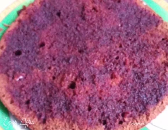 Остывший и разрезанный на две части бисквит пропитать пропиткой.