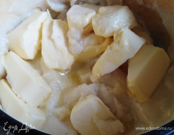 Приготовить крем. Молоко смешать с манкой. Помешивая, довести до кипения. Всыпать сахар, ванилин. Варить в течение трех минут. Остудить. В кашу добавить масло. Взбить блендером. Добавить вишню, перемешать.