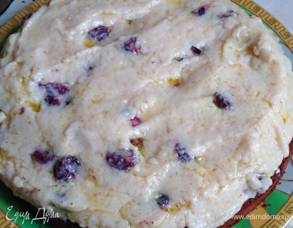 На одну часть бисквита выложить крем.