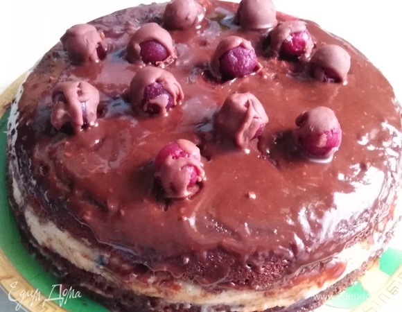 Собрать торт, накрыв второй половиной бисквита. Выложить несколько замороженных ягод, полить глазурью.