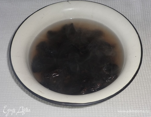 Чернослив промыть под проточной водой и залить кипятком на 10–15 минут.