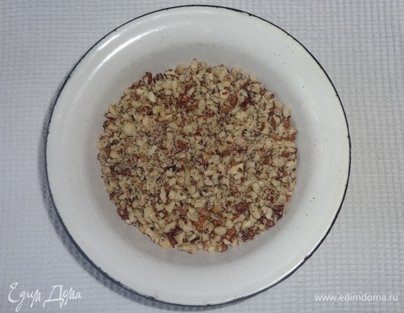Орехи измельчить в крошку.