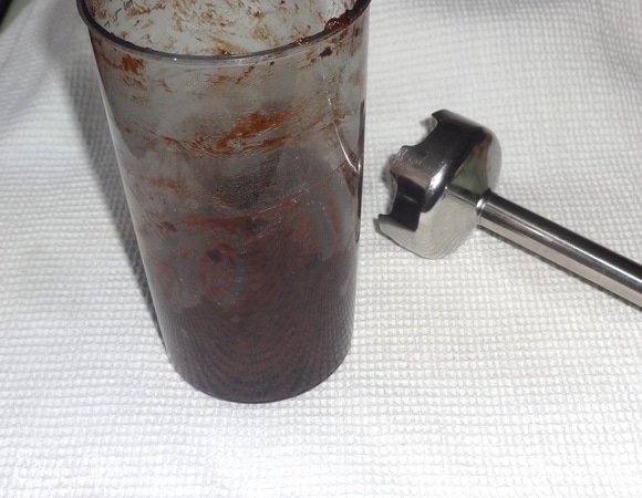 Чернослив откинуть на дуршлаг, дать стечь воде. Измельчить чернослив блендером.