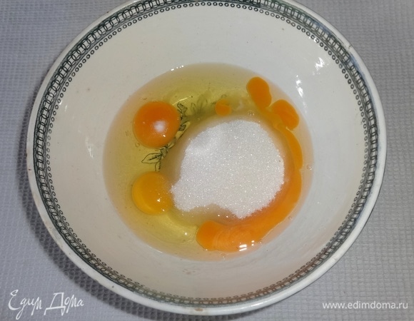 Яйца взбить с сахаром и ванилином.