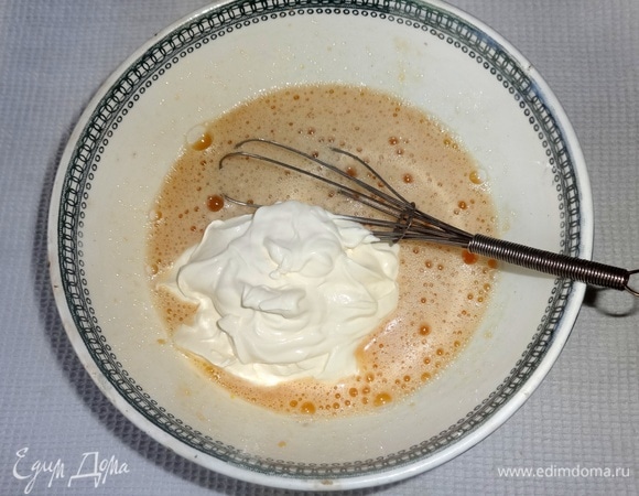 Добавить сметану, перемешать.