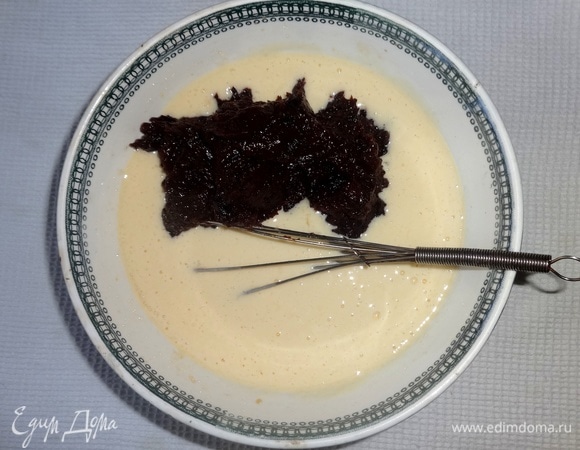 Добавить в крем измельченный чернослив, перемешать.
