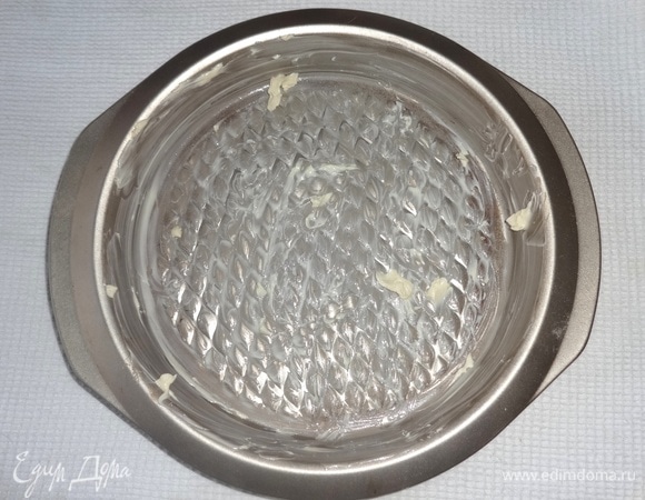 Форму смазать кусочком сливочного масла.