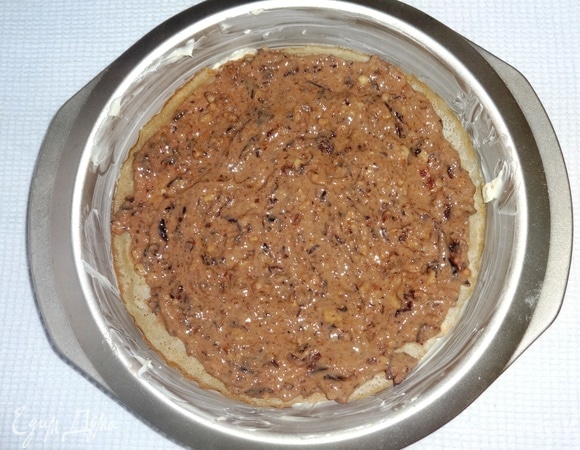 В форму выкладывать блинчики друг на друга, смазывая их кремом.