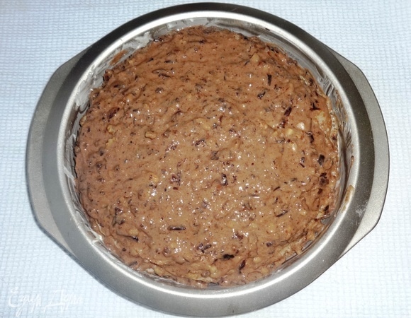 Верхний блинчик также смазать кремом. Поставить блинный торт в духовку, разогретую до 180°C, на 10 минут.