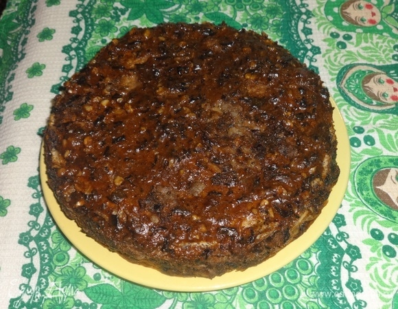 Готовый торт достать из духовки, немного остудить, аккуратно выложить из формы на блюдо.