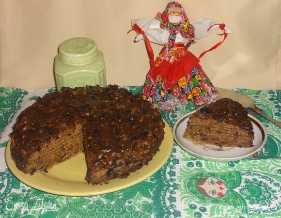 Разрезать блинный торт на порции и подать к чаю или кофе. Вкусен и в теплом, и в холодном виде. Угощайтесь! Приятного аппетита!