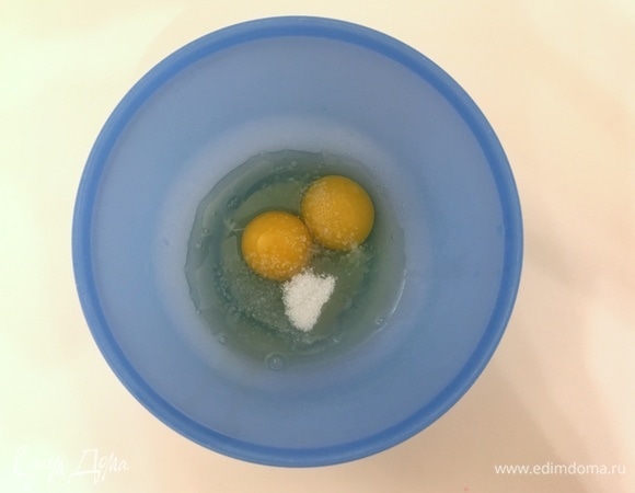 Для начала нужно сделать тесто для блинов. Для этого берем яйца, взбиваем их с солью и сахаром. Взбить их можно как миксером, так и обычным венчиком.