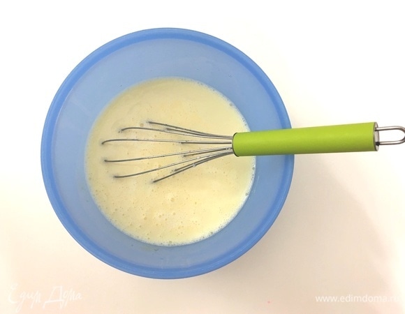 Добавляем туда молоко, воду и постепенно всыпаем просеянную муку. Я сначала добавляю ржаную, а потом — пшеничную. Тесто должно получиться не очень густым.