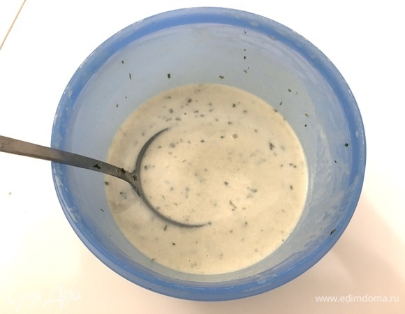 При желании в тесто можно добавить специи и измельченную зелень. Я в этот раз добавила мелконарезанный укроп.