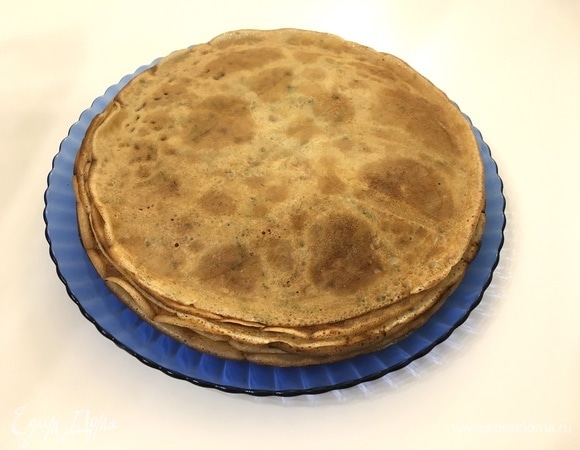 Блинную сковороду смазываем растительным маслом (иногда повторяя процедуру), жарим на среднем огне. Блинчики получаются темно-золотистого оттенка за счет добавления ржаной муки. Из данного количества теста у меня получилось 18 блинов диаметром 22 см.