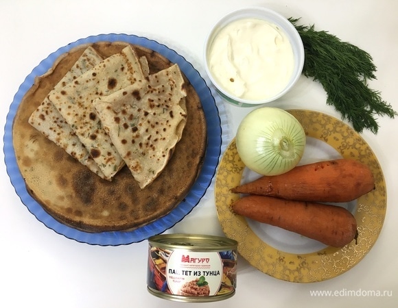 Готовим начинку. В основе начинки у нас будет паштет из тунца ТМ «Магуро». Для начала нужно отварить и почистить морковь, нарезать и обжарить лук.