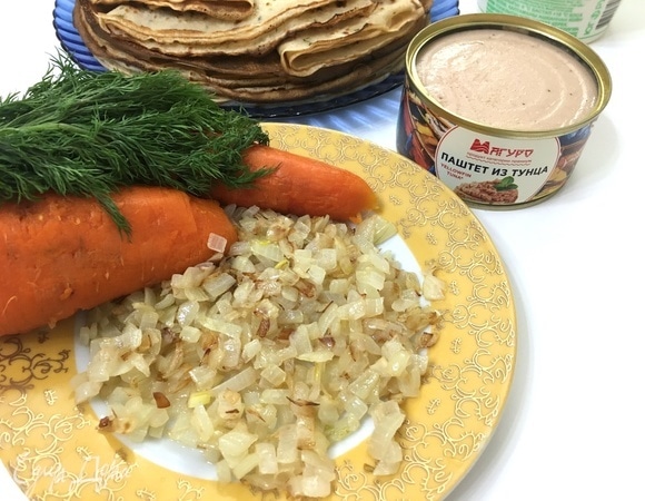 Все ингредиенты подготовлены. Отправляем паштет, лук, морковь и зелень в чашу блендера. Измельчаем все в однородную массу. Хочу заметить, что на фото у меня 2 моркови, но по факту я использовала 1 крупную морковь.