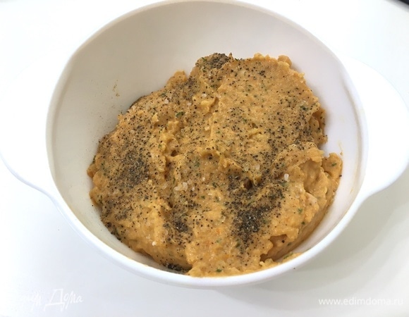 Перекладываем нашу взбитую массу в тарелку. Добавляем соль, черный молотый перец и майонез. Перемешиваем.