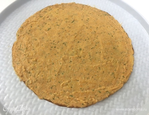 Блин кладем на плоское блюдо или поднос. Намазываем начинкой, распределяя ее равномерно средним слоем.