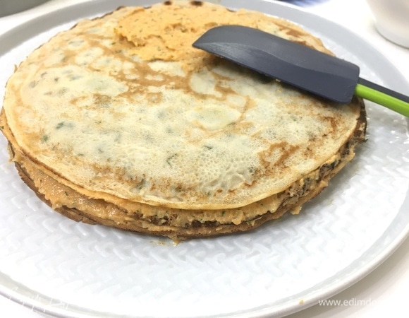 И так поочередно смазываем все блины. У меня на этот торт ушло 15 блинчиков.