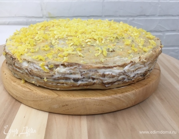 Когда все намазали, берем немного майонеза и обмазываем края нашего тортика. Таким образом мы скрываем все неровности и сухие края блинов. А торт от этого будет более сочным и пропитанным! Начинаем украшать.