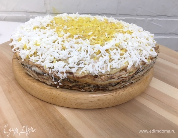 Сюда по вкусу очень хорошо подошло вареное яйцо. Можно просто затереть всем яйцом сразу, а можно сделать поэтапно. Я сначала натерла желток, затем на края выложила тертый белок.