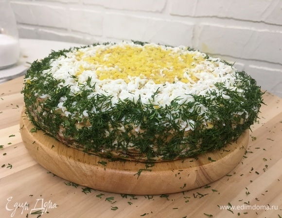 Края торта обсыпаю нарубленным укропом. Это придает блюду нарядность и завершенность. Убираем готовый торт на 1 час в холодильник. Подаем с любовью!