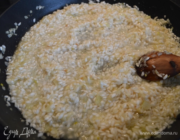 Влить половину вина, помешивая.