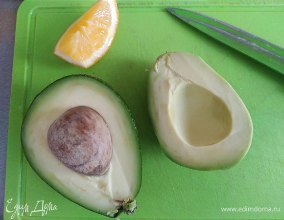 Авокадо почистить, убрать косточку, нарезать пластинками и сбрызнуть соком лимона.