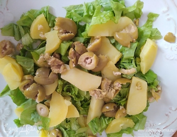 На лист салата поместить картофель, авокадо и оливки. У Юлии были маслины и еще 2 вяленые помидорки. Я не добавляла.