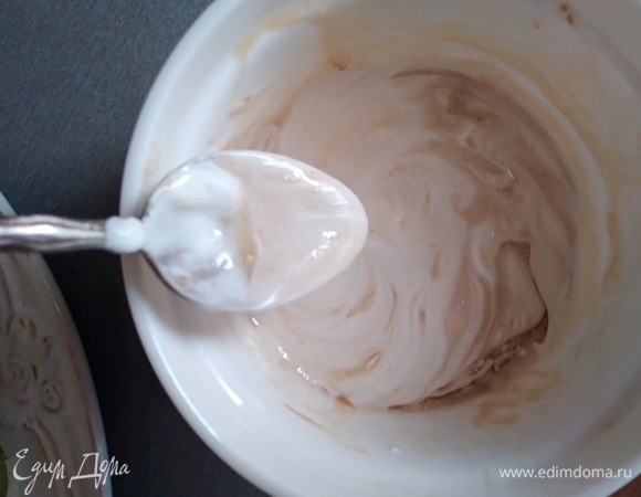 Для заправки соединить все в маленькой тарелке. Соль, перец добавить по вкусу. В книге вместо соевого соуса была горчица (1 ч. л.). Оба варианта пробовала, выбирайте на свой вкус.