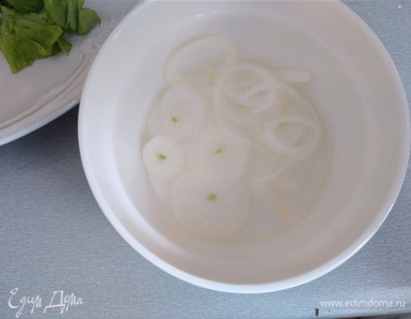 Лук нарезать кольцами, залить уксусом, оставить на 5 минут. Слить уксус, 1 ч. ложку можно добавить в заправку.