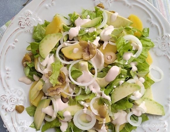 Сверху на салате разложить маринованный лук и полить заправкой. Перемешать. Салат получается нежный, легкий и очень сытный!