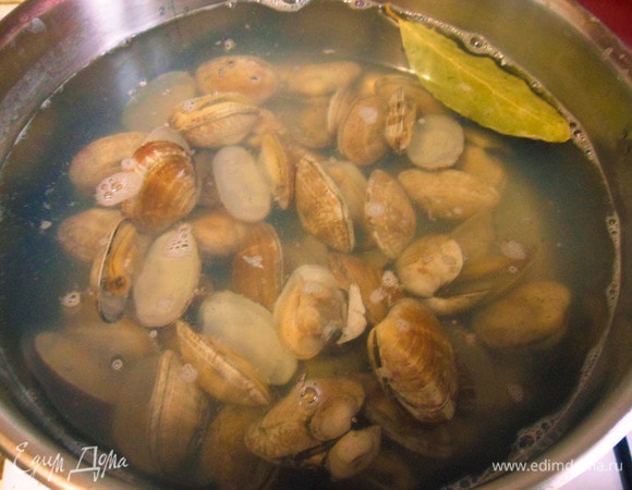 В небольшой ковш налить около 1 литра воды, посолить, довести до кипения. Добавить лавровый лист и отправить ракушки в кипящую воду на 8–10 минут.