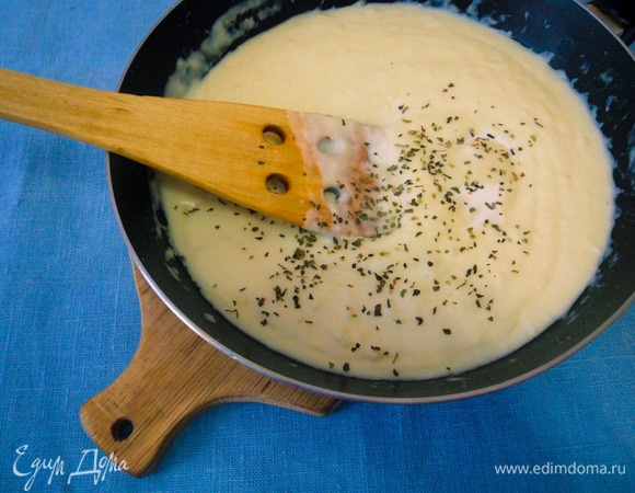 После того как мука полностью смешается с маслом и приобретет тягучую консистенцию, влить сливки (у меня 10 %). Непрерывно помешивая, приправить соус солью и прованскими травами. Проварить еще три минуты.