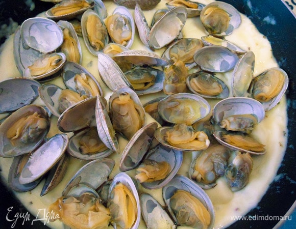 Высыпать в сливочный соус вареные вонголе, добавить сок лайма (у меня лимонный сок) и измельченный чеснок.