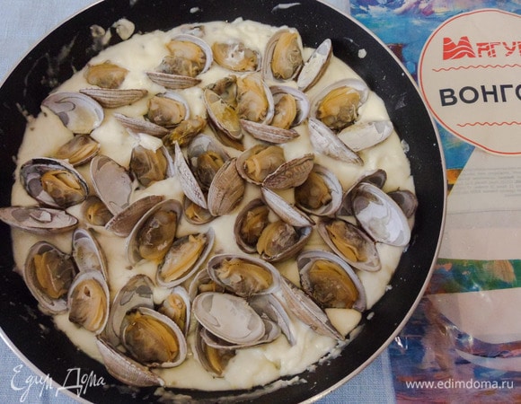 Аккуратно перемешать и тушить еще две-три минуты.