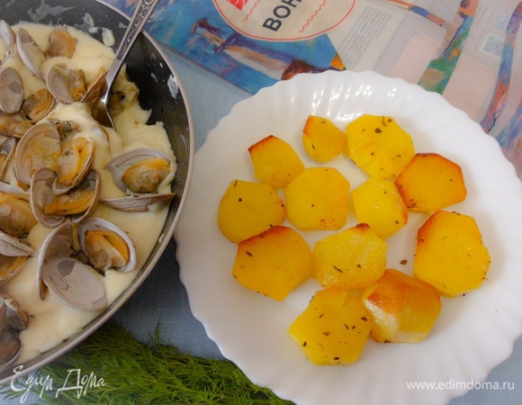 Подача: готовый картофель выложить на тарелку.