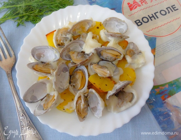 Сверху разложить ракушки вонголе и полить сливочным соусом.